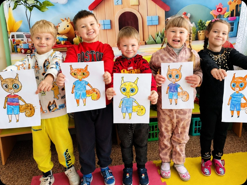 Діти показують малюнки Рудика