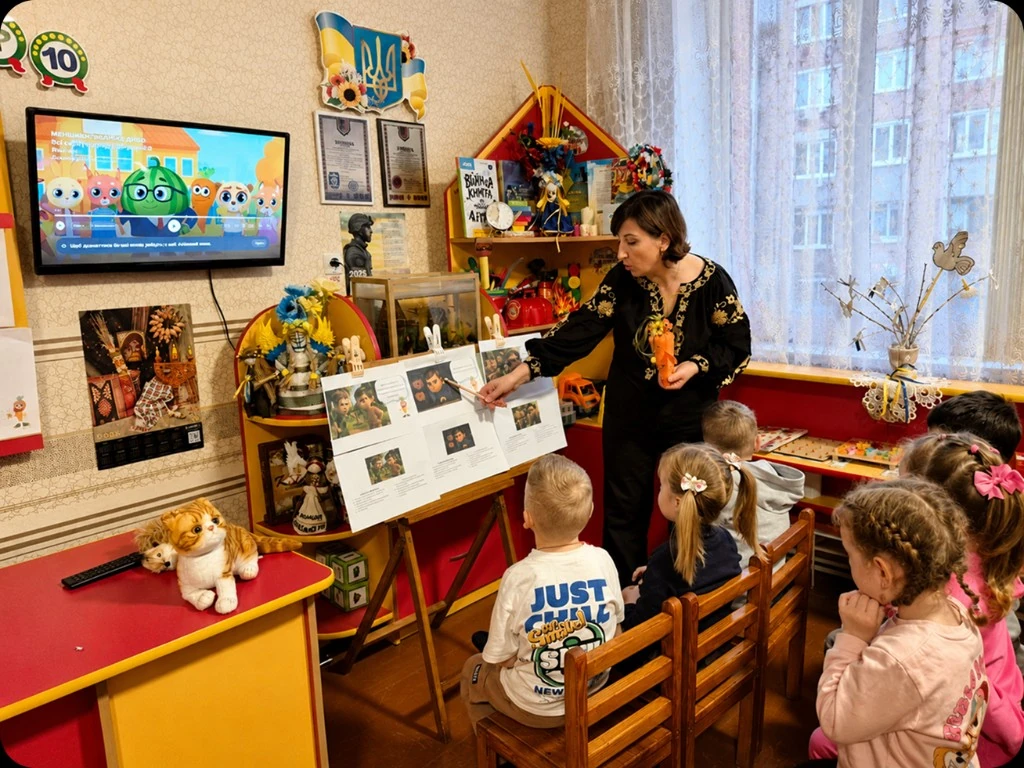 Учителька проводить урок з дітьми