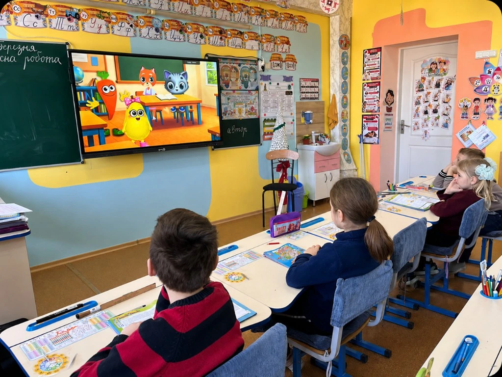Діти дивляться мультфільм на екрані