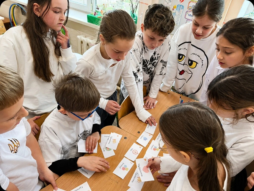 Діти розглядають картки на уроці