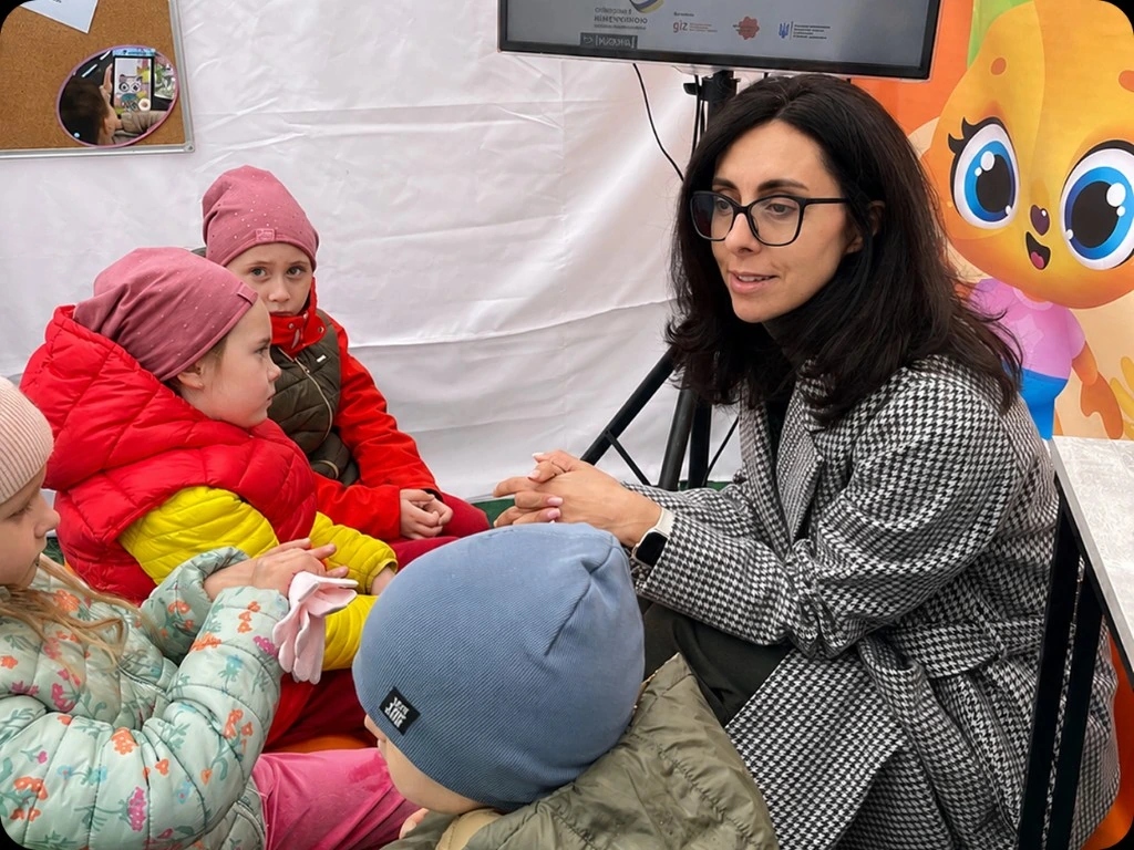 Учителька розмовляє з дітьми