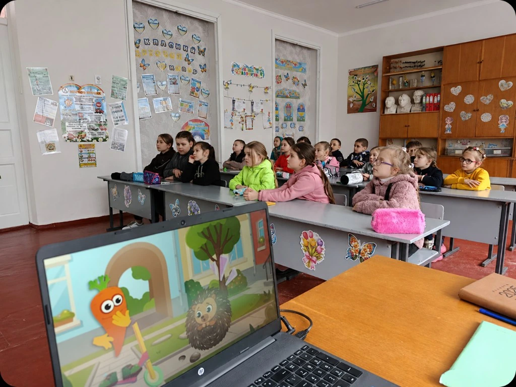 Діти дивляться мультфільм у класі